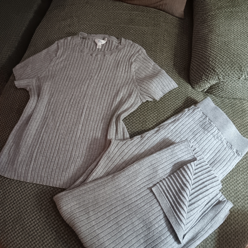 Time and Tru Light Gray Ribbed Knit Set